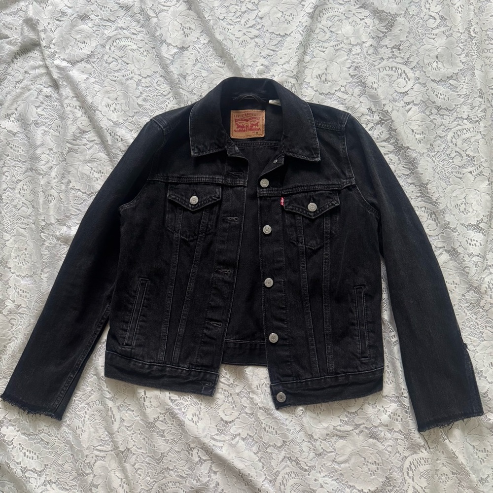 Levi’s Black Denim Jacket With Slit Rollable Sleeves Size M